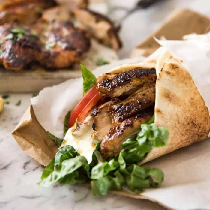 Kipshoarma in pita met yoghurtsaus