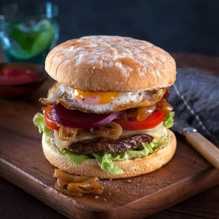 Australische burgers met biet, rucola en ovenfriet