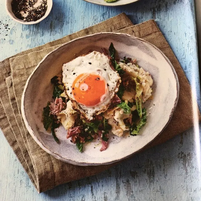 Colcannon met ham, witte kool en gebakken ei