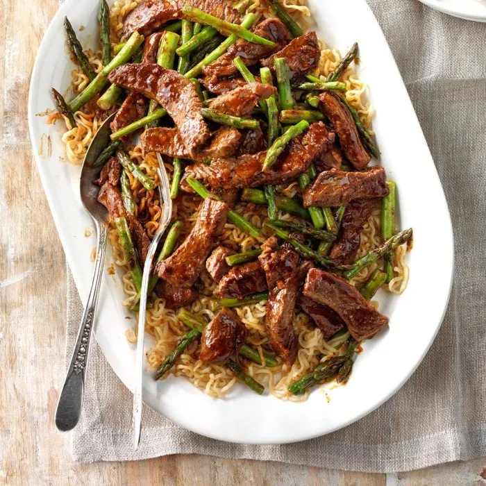 Rundvlees lo mein met champignons en taugé