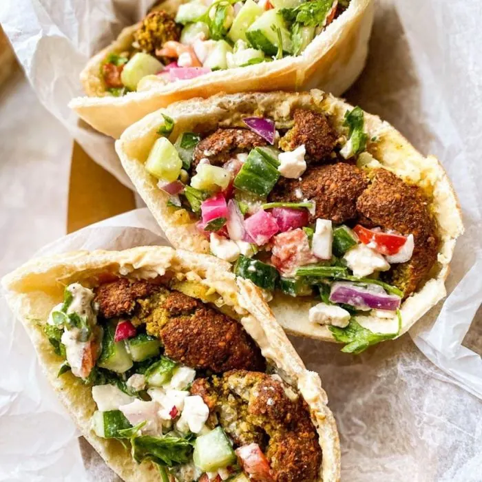 Pita met falafel, saladegroenten en tahinsaus